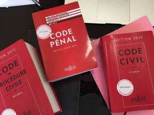 Un individu qui ne respecte pas le code pénal peut être placé en détention provisoire