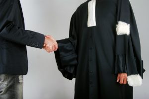 L'accusé peut être accompagné d'un avocat pendant le débat contradictoire