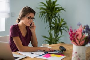 Jeune femme travaillant à la maison