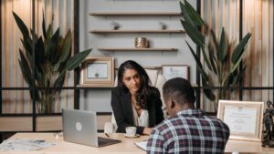 avocate avec son client dans son bureau