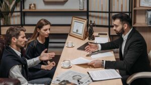 couple avec un avocat dans son bureau