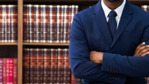 avocat devant une bibliothéque