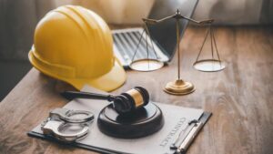 casque sur un bureau d'avocat