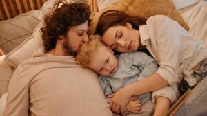 famille sur un canapé