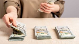 billets sur une table