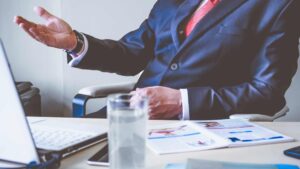 professionnel à son bureau