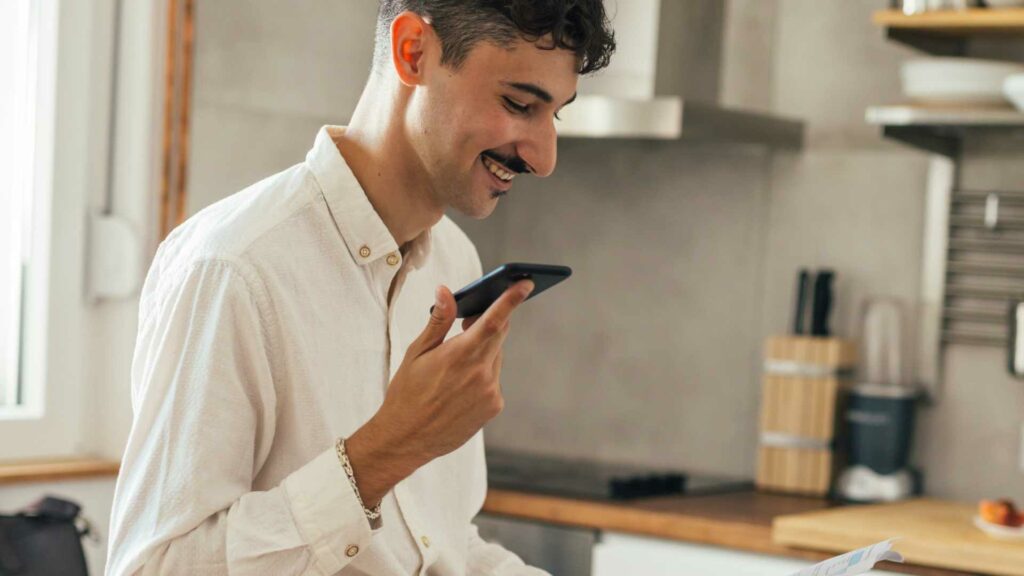 jeune au téléphone entreprise