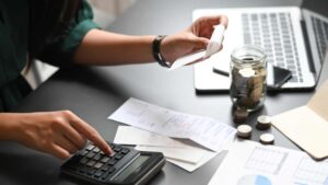 femme qui gère ses dépenses