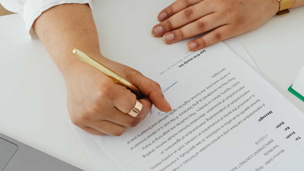 femme qui signe un contrat