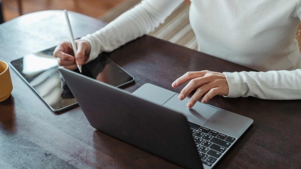 entrepreneur qui travail sur son ordinateur