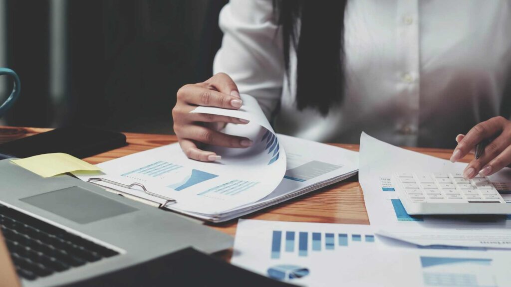 Femme en finance sur un ordinateur